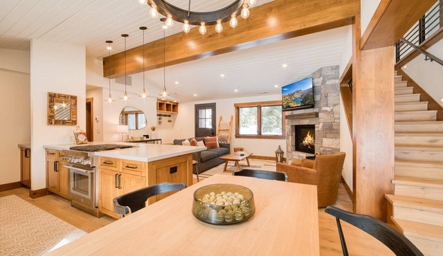 Splendid by Tahoe Getaways - Hot Tub - Chambers landing HOA + Walk to Lake