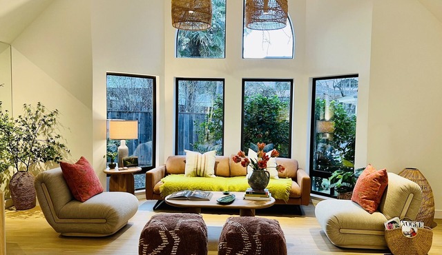 St. Helena luxury and chic townhouse, sunny, private and best walking location.