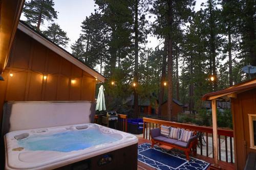 Starry Lodge- Spa, GameRoom, Walk to Marina, Dogs Ok