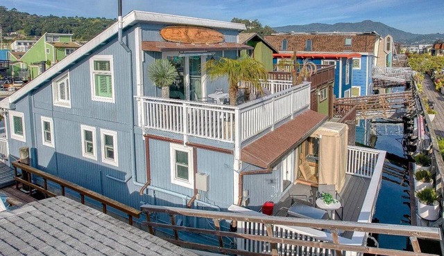 Stellar Houseboat in Sausalito, Sitting on the Dock of the Bay