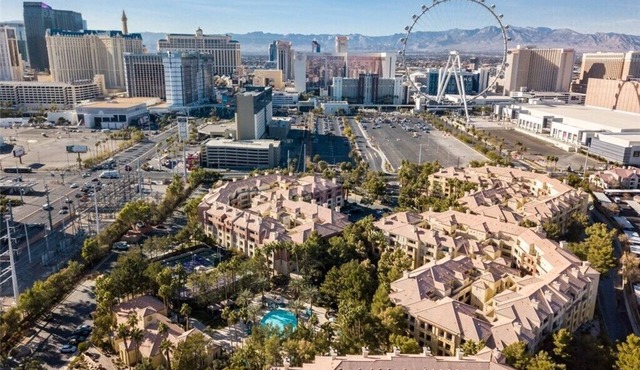 Steps away from The Fabulous Las Vegas Strip- Sleeps 6, Pool 30 night minimum!