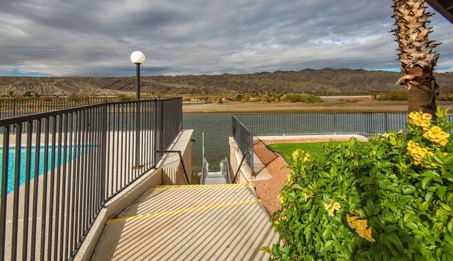 Steps from the River! Cozy 2 bed/2 bath condo. Min 30 day rental.