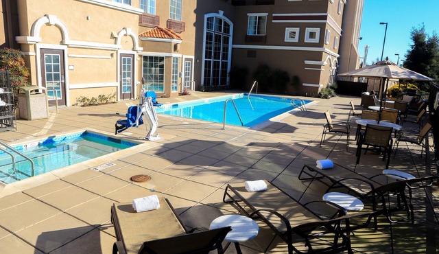 Studio Near Downtown. Free Breakfast. Outdoor Pool & Hot Tub.