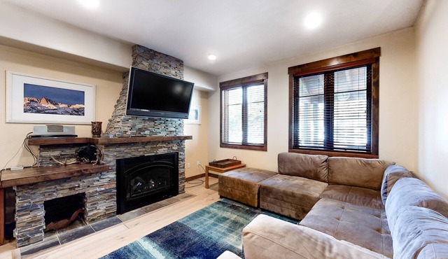 Stunning mountain condo on the golf course w/private hot tub & fireplace