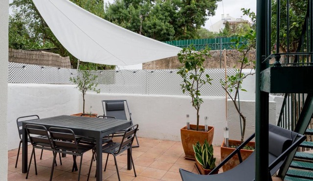 Stylish 2-Bedroom Apartment with Terrace in Alcântara