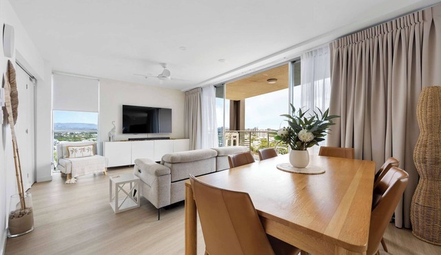 Stylish Beachside Retreat - Resort Pool | Sauna & Spa | Cinema | Free Parking