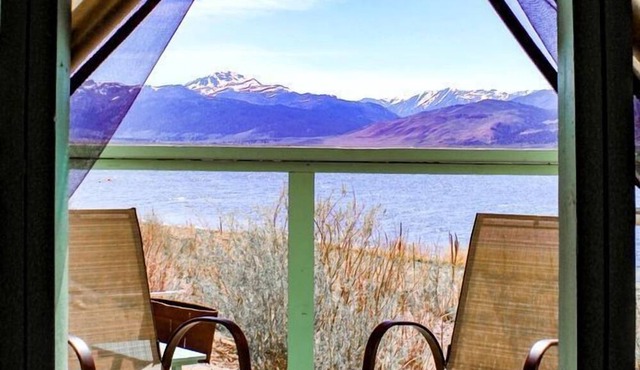 Stylish Lakeside Glamping Cabin with Eastern Sierra Mountain Views near Bridgeport, California
