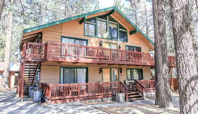Summit Escape B - Rustic cabin with a hot tub and barbecue! Wood fireplace! Walk to Slopes!
