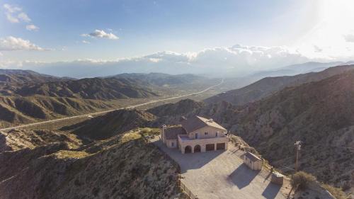 Summit House Joshua Tree - Iconic Mountain Estate with Spa Ping-Pong Fire Pit