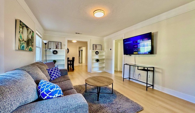 Sun-Filled 4-bedroom house with AC in Menlo Park.