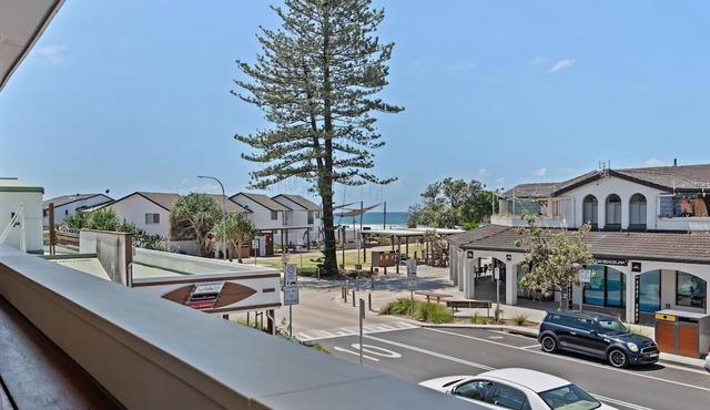 Sun Soaked - Lennox Village Apartment