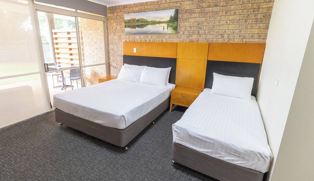 Sundowner Hotel Motel