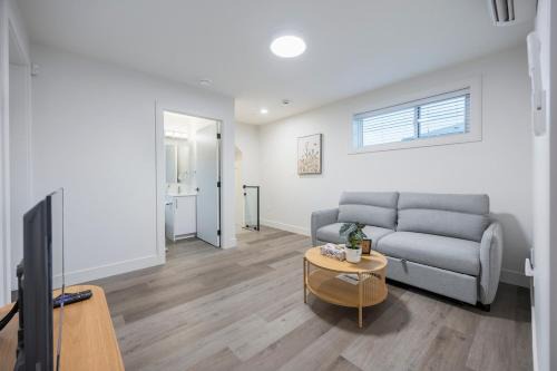 Sunny 1BR Detached Suite - Near City Center