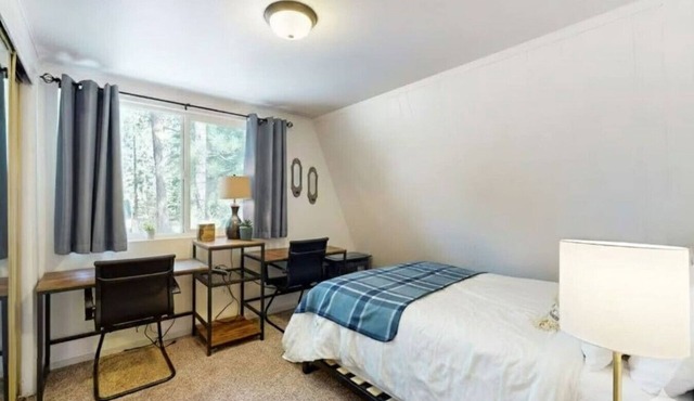 Sunny Retreat | Near Beaches & Trails | Sleeps 6