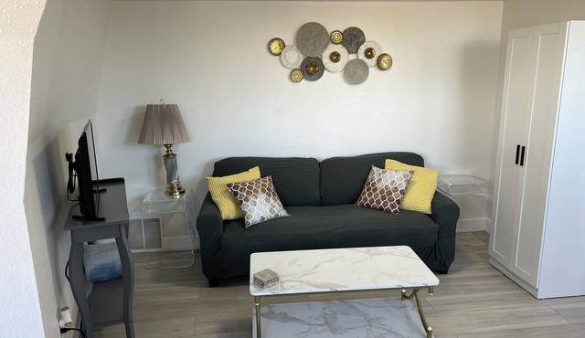Sunny Studio near Water Street - Unit A