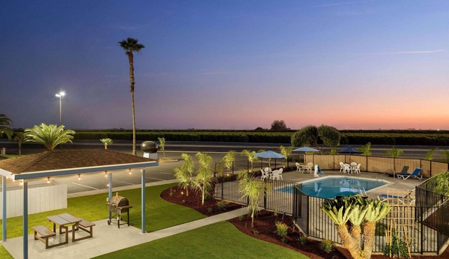 Super 8 by Wyndham Lindsay Olive Tree