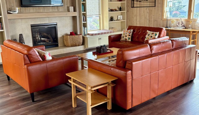 "The Birds" Easy walk to the beach, hot tub, fireplace, pet friendly