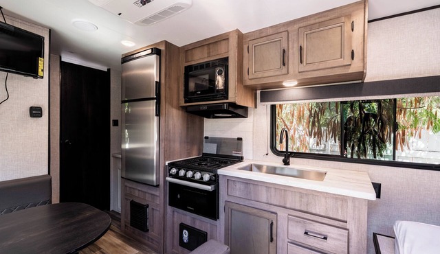 The Happy Camper - Cozy RV sleeps 4, with WiFi, in beautiful Ojai