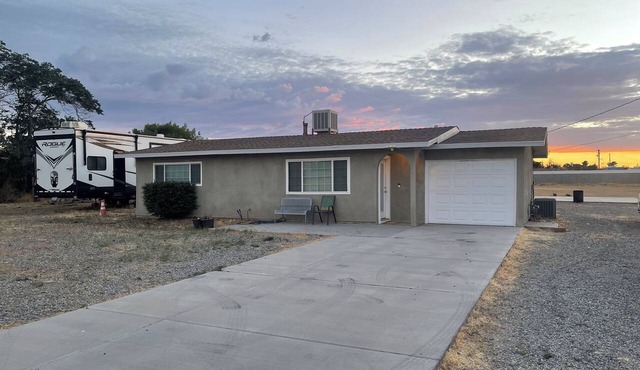 The High Desert Hideout - Enjoyable 2-bedroom, 1 bath Spacious yard, RV parking.
