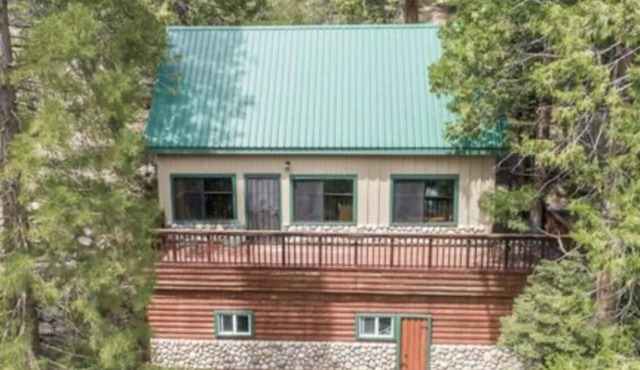 The Lazy Lady. A cozy cabin retreat with beautiful views close to town.