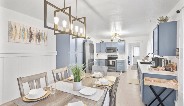The Modern Vintage – Spacious 4BR Family Home Walk to Beach Near Redwoods