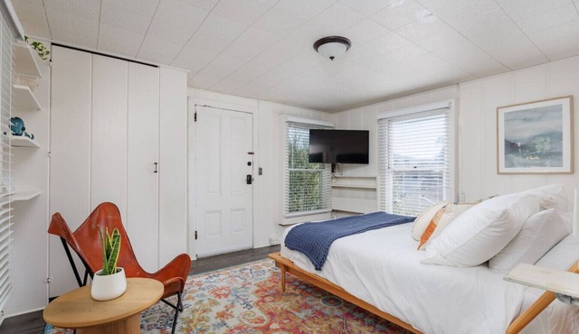 The Pine House | Pet Friendly with Balcony Views