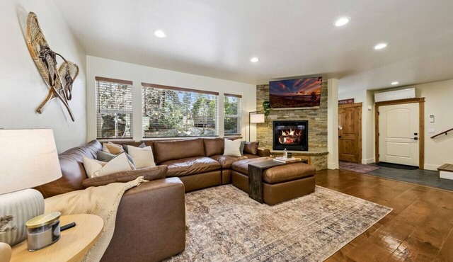 The “Pine Tree Cabin”. Hot Tub, 4Br, 2 Ba, A/C, Near beaches, casinos, skiing