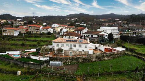 The VALLEY, apartamentos em casa de campo nas Montanhas Mágicas - a sala e a cozinha, localizadas numa cabana de madeira, são partilhadas