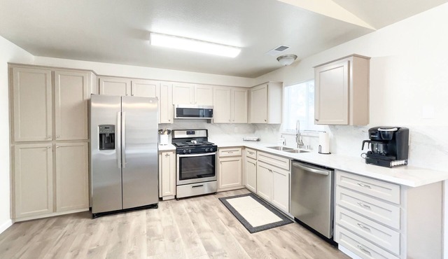 This house is a 3 bedroom(s), 2 bathrooms, located in Tulare, CA.