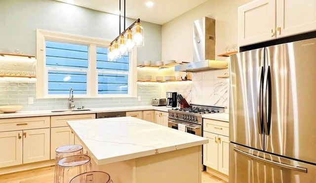 This other is a 5 bedroom(s), 2 bathrooms, located in San Francisco, CA.