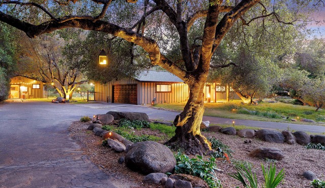 Three Oaks & Casita Kaweah, the perfect layout for entertaining your group!