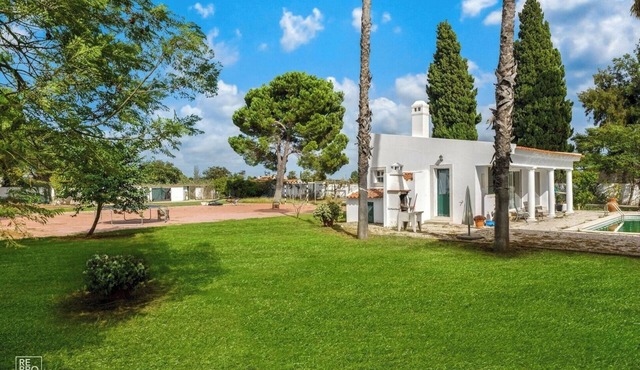 Tiny House with Pool in Pinhal Novo by Hostlovers