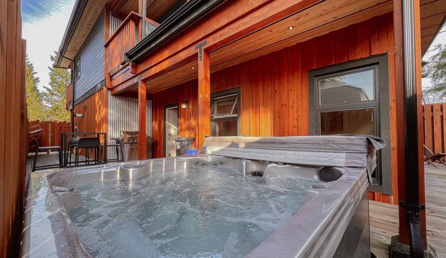 Tofino Escape-Hot Tub, in Town , Marina, Pet, BBQ