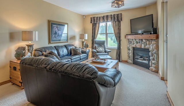 Top-Floor Quiet Corner Creekside Condo - Mountain Views