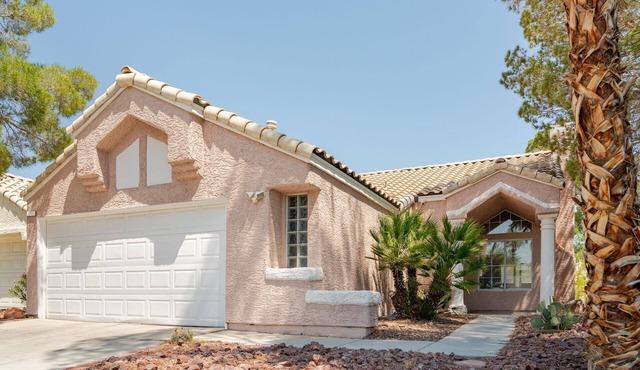 Tranquil Lakeside Escape: Your Ideal Getaway from the Vegas Strip!
