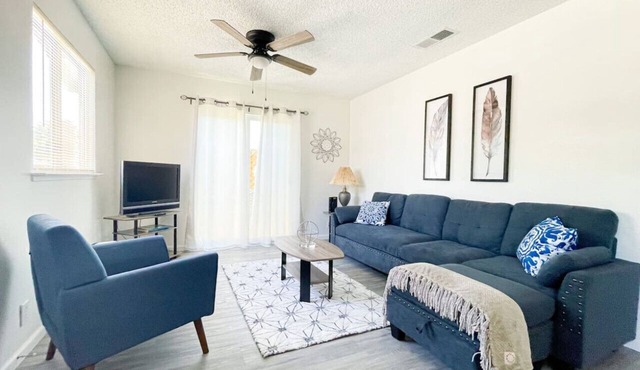 Trendy Ivy 2-bedroom Apartment near DT Coalinga
