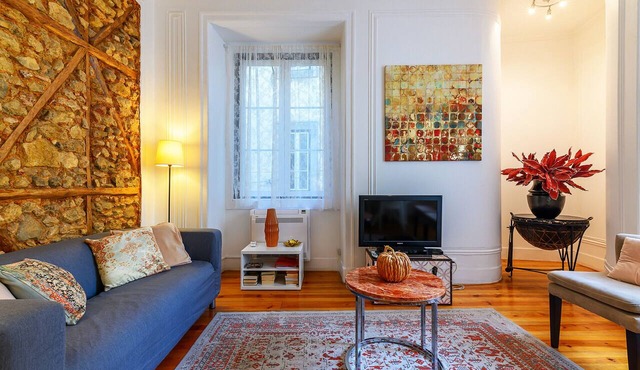 TV2 - Alfama Charm | AC | Walk to Train & Tram 28 2 bedrooms sleeps 5