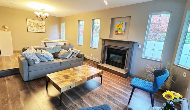 UBC trailhead villa ,beaches in10 minuteswalk,local boutique restaurant 5minutes