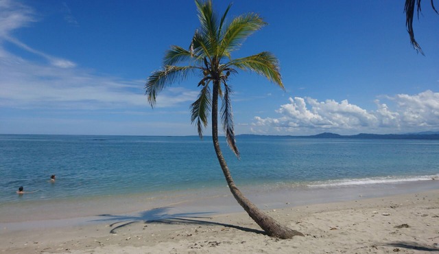 Unique house with king bed and air-con, 3 minutes walk from the beach