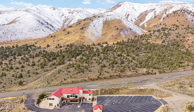 Unwind in this stylish, newly renovated 1-bedroom suite near Topaz Lake.