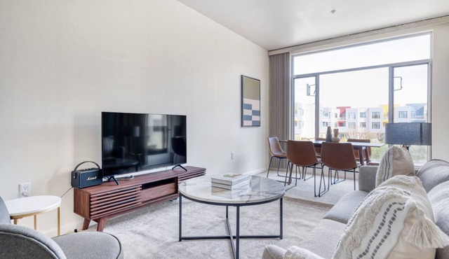 Upscale Palo Alto 2BR w/W/D, Pool & Spa, near 280 & 101, by Blueground