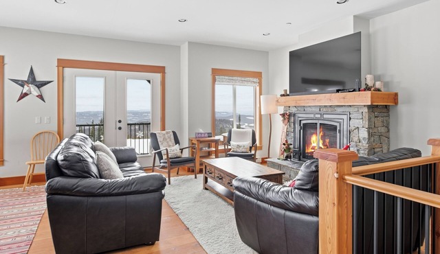 Upscale Ski In/Out Duplex on The Ridge with Garage, Private Hot Tub, laundry