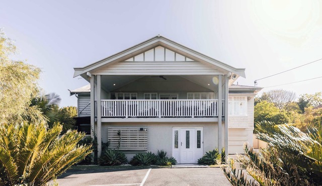 Urban Getaway Top Floor - 4BR/4BA, Sauna, Ipswich