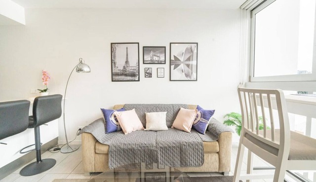 Urban Oasis: Stylish 1B1B |City Views|Pool|Gym