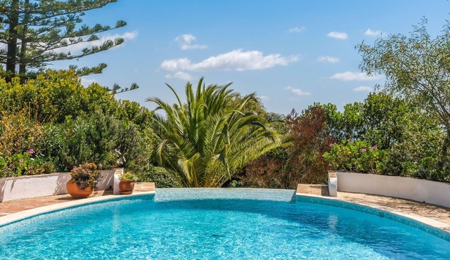 Vale Verde in Lagos with 6 bedrooms and 4 bathrooms