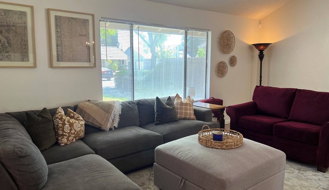 Valley Getaway: Spacious Home Perfect for Groups