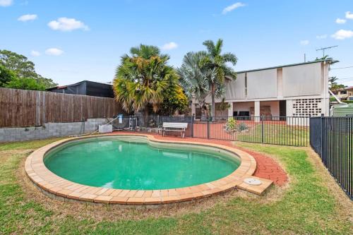 Value 3 Beds Family Stay with Pool Near Bay and Shops