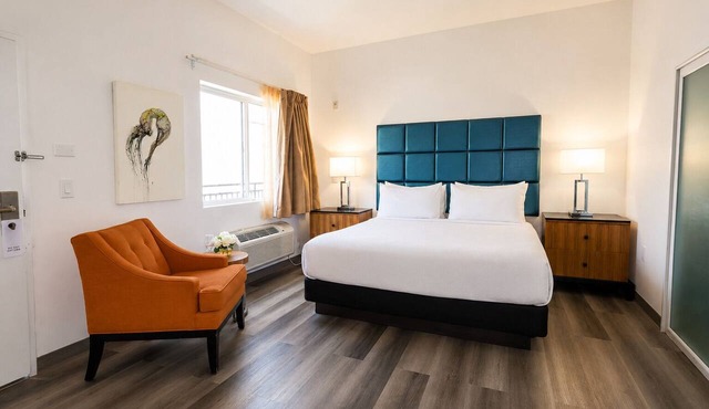 Vibrant Little Italy Stay Near Cruise Terminal, Dining and San Diego Zoo
