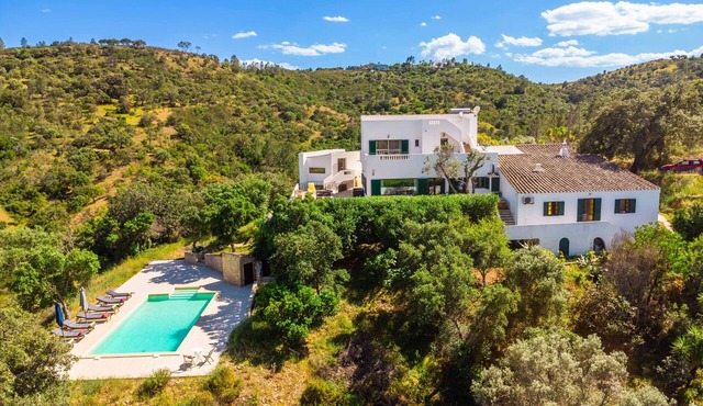 Villa Eiras Altas Grande by Portucasa
