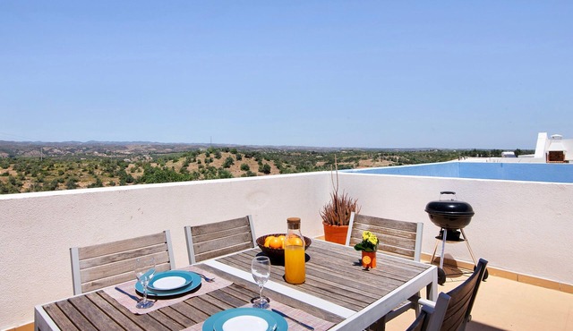 Villa 'Alto do Perogil Pool' with Mountain View, Wi-Fi, and Air Conditioning